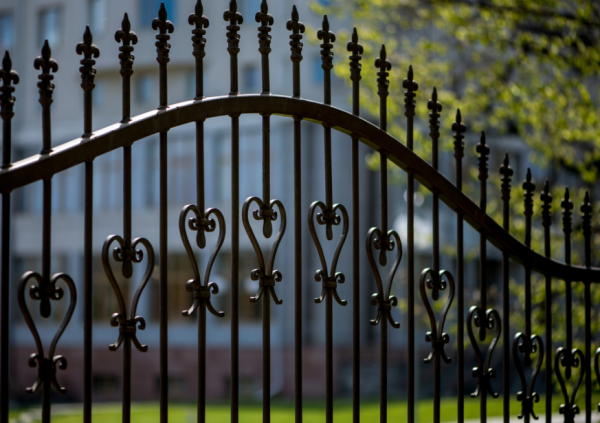 Pagar besi tempa dengan motif klasik yang artistik